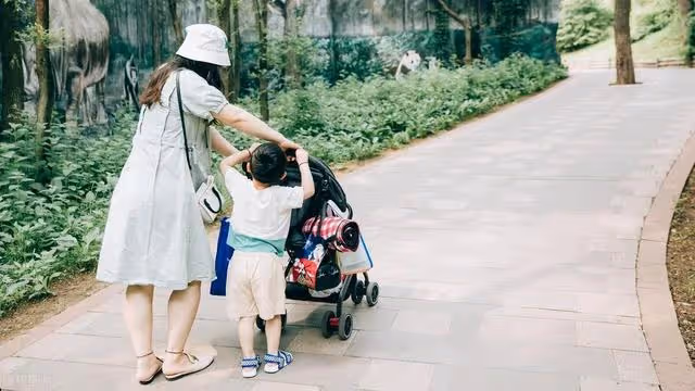 我幫小姑子帶娃,她送我2萬的金手鐲,婆婆和老公阻攔,我砸了家