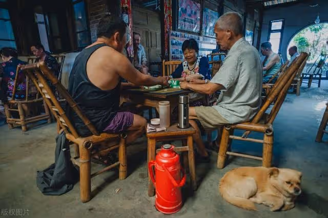 在鄰居家養老15年,老家拆遷兒子出現,75歲大娘:我沒這個兒子