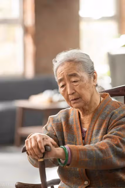 在鄰居家養老15年,老家拆遷兒子出現,75歲大娘:我沒這個兒子
