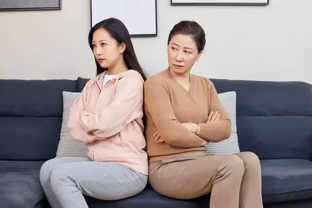 親媽病危婆婆不讓丈夫回家探望,婆婆一感冒就演戲,好戲開場了