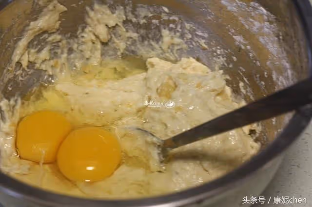 2根香蕉做一盤點心,不用糖不用油,香甜鬆軟很好吃!