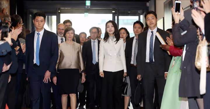 國外第一夫人訪美!藍色連衣裙過於溫柔清純,卻輸給了李雪主的王府臉
