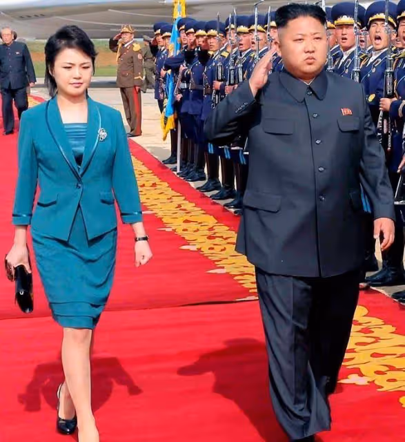 國外第一夫人訪美!藍色連衣裙過於溫柔清純,卻輸給了李雪主的王府臉