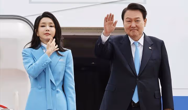 國外第一夫人訪美!藍色連衣裙過於溫柔清純,卻輸給了李雪主的王府臉