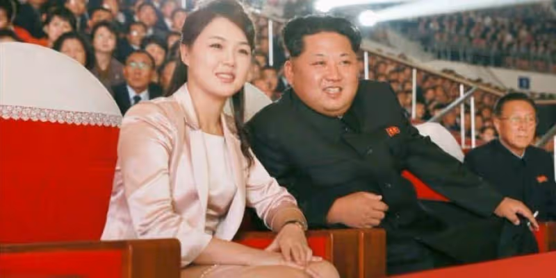 國外第一夫人訪美!藍色連衣裙過於溫柔清純,卻輸給了李雪主的王府臉