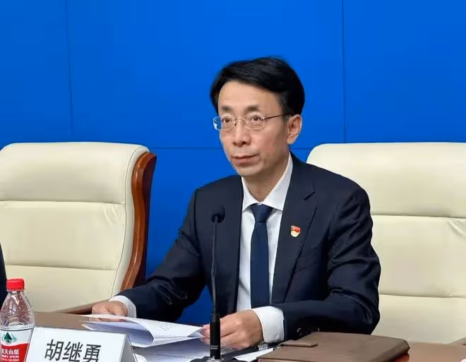 「牽手門」胡某勇54歲,履歷光鮮、人生勵志,臨退休卻敗給私生活