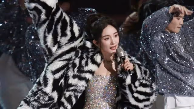 一把年紀還在扮嫩的女明星，就服這四位，觀眾看著都尷尬。
