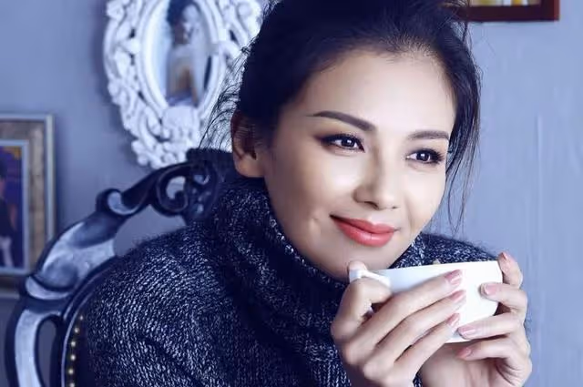 一把年紀還在扮嫩的女明星,就服這四位,觀眾看著都尷尬。