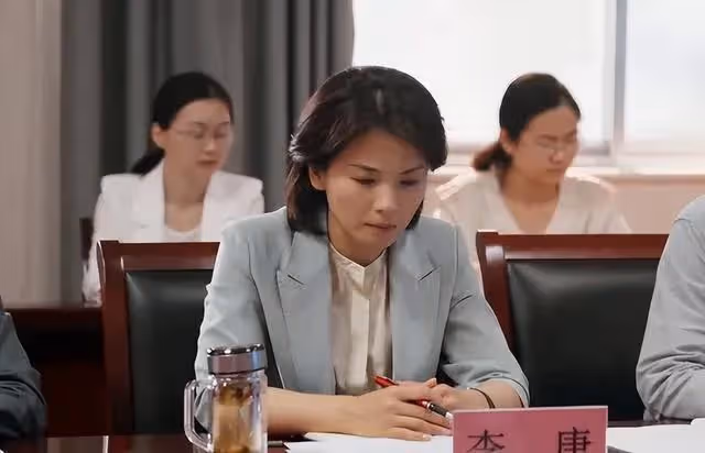 一把年紀還在扮嫩的女明星,就服這四位,觀眾看著都尷尬。