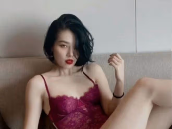 中石油董思槿:美國裸聊被高中開除,艷照勁爆,本人點贊回應了!