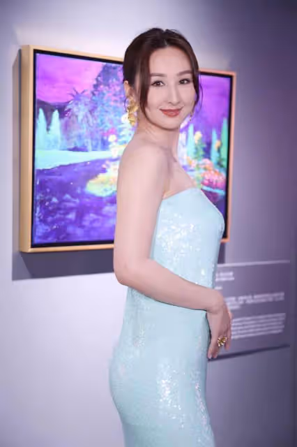 前TVB花旦性感現身藝術展,只穿一件黑色內衣打底,搶盡風頭