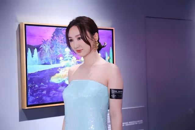 前TVB花旦性感現身藝術展,只穿一件黑色內衣打底,搶盡風頭