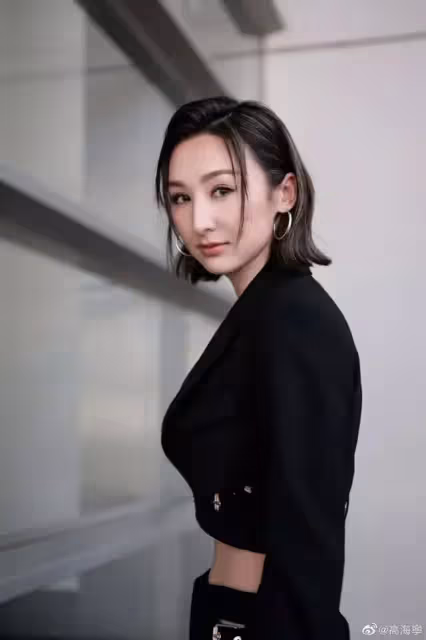 前TVB花旦性感現身藝術展,只穿一件黑色內衣打底,搶盡風頭