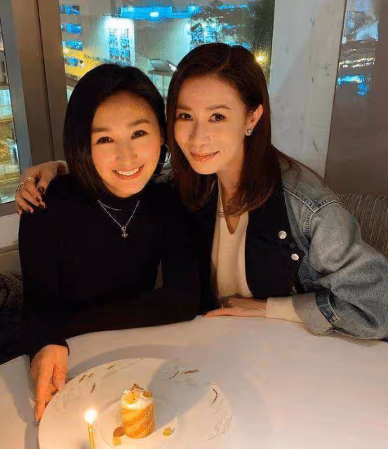 前TVB花旦性感現身藝術展,只穿一件黑色內衣打底,搶盡風頭