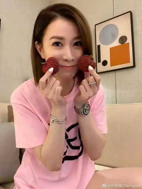 前TVB花旦性感現身藝術展,只穿一件黑色內衣打底,搶盡風頭