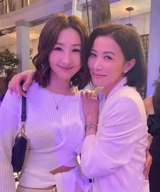前TVB花旦性感現身藝術展,只穿一件黑色內衣打底,搶盡風頭