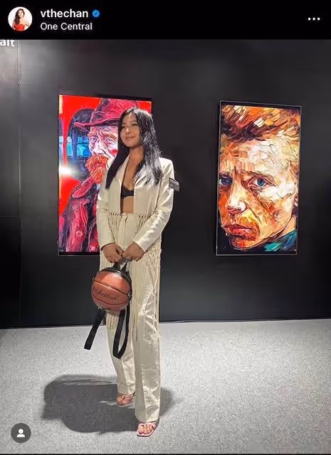 前TVB花旦性感現身藝術展,只穿一件黑色內衣打底,搶盡風頭