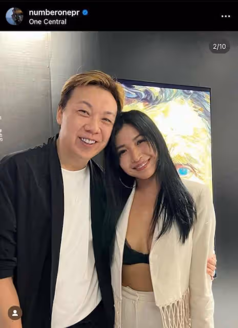 前TVB花旦性感現身藝術展,只穿一件黑色內衣打底,搶盡風頭