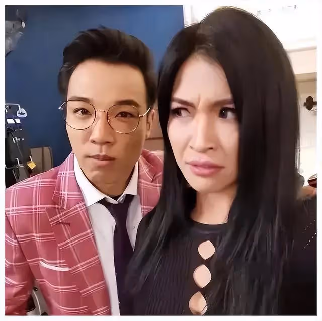 前TVB花旦性感現身藝術展,只穿一件黑色內衣打底,搶盡風頭