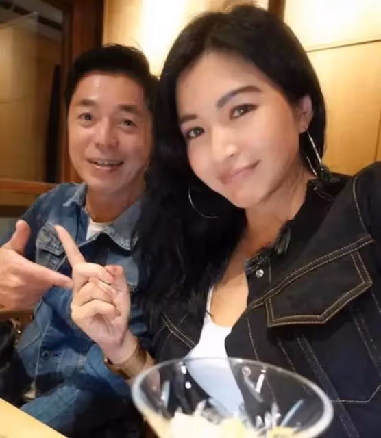 前TVB花旦性感現身藝術展,只穿一件黑色內衣打底,搶盡風頭