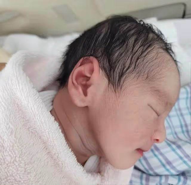 恭喜!香港知名女星宣布平安產子,寶寶頭髮濃密既像爸爸又像媽媽