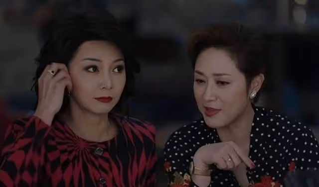 香港知名女星商演享巨星待遇,肌肉男爭著合照,被曝插足契哥婚姻