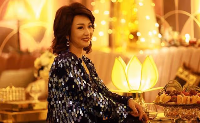 香港知名女星商演享巨星待遇,肌肉男爭著合照,被曝插足契哥婚姻