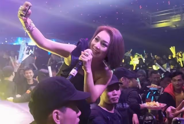 香港知名女星商演享巨星待遇,肌肉男爭著合照,被曝插足契哥婚姻