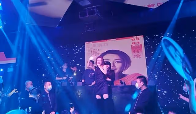 香港知名女星商演享巨星待遇,肌肉男爭著合照,被曝插足契哥婚姻