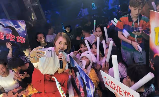 香港知名女星商演享巨星待遇,肌肉男爭著合照,被曝插足契哥婚姻