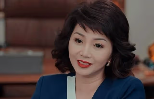 香港知名女星商演享巨星待遇,肌肉男爭著合照,被曝插足契哥婚姻