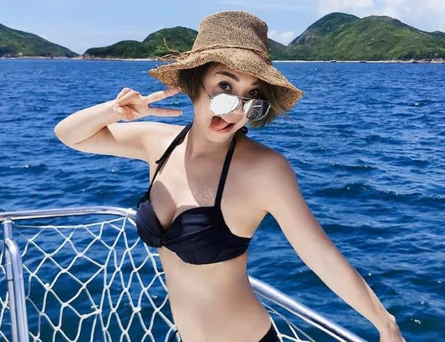香港知名女星商演享巨星待遇,肌肉男爭著合照,被曝插足契哥婚姻