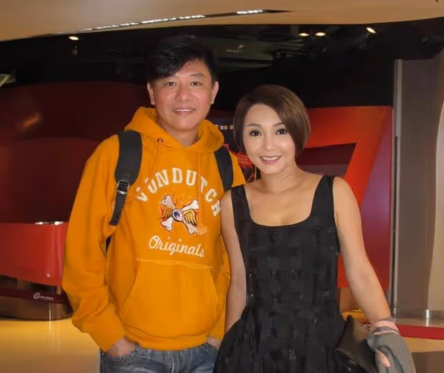 香港知名女星商演享巨星待遇,肌肉男爭著合照,被曝插足契哥婚姻