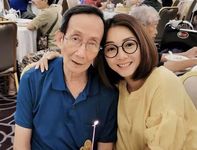 香港知名女星商演享巨星待遇,肌肉男爭著合照,被曝插足契哥婚姻