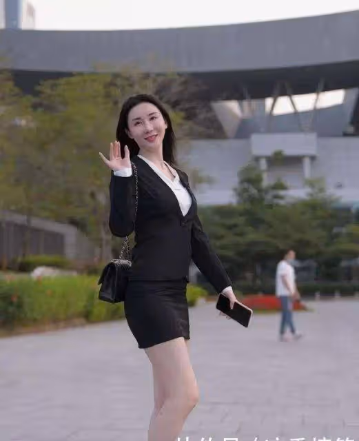 白襯衣搭配黑色短裙,展示自己的曼妙身姿,盡顯職場女性魅力