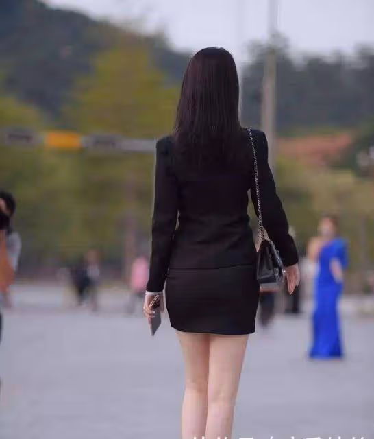 白襯衣搭配黑色短裙,展示自己的曼妙身姿,盡顯職場女性魅力