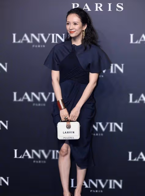 章子怡生圖抗打,一身高貴禮服裙穿出女人魅力,展現曼妙身材