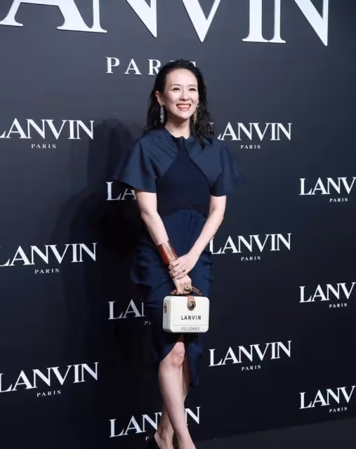 章子怡生圖抗打,一身高貴禮服裙穿出女人魅力,展現曼妙身材