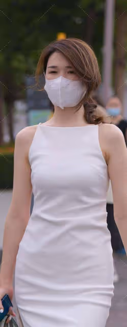 光彩奪目的連衣裙穿搭盡顯隨性街頭風，讓身材曼妙多姿，淡雅大方