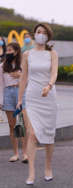 光彩奪目的連衣裙穿搭盡顯隨性街頭風，讓身材曼妙多姿，淡雅大方
