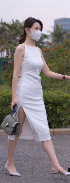 光彩奪目的連衣裙穿搭盡顯隨性街頭風,讓身材曼妙多姿,淡雅大方
