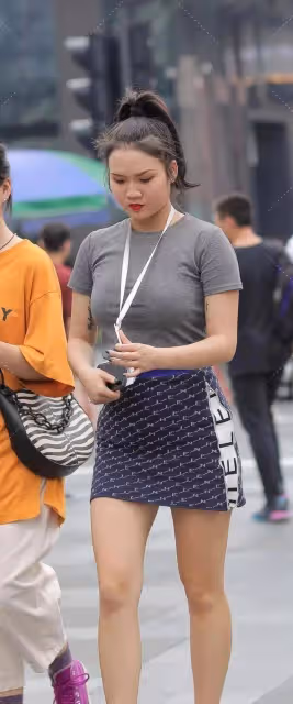 連衣裙的搭配盡顯時尚魅力,帶來無限活力感,曼妙身材盡顯