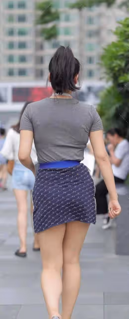 連衣裙的搭配盡顯時尚魅力,帶來無限活力感,曼妙身材盡顯