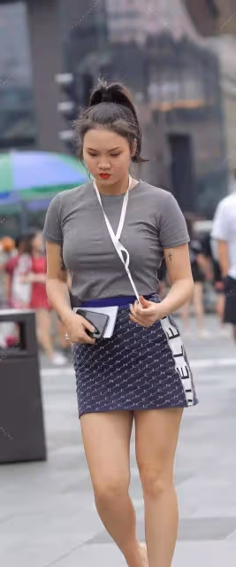 連衣裙的搭配盡顯時尚魅力,帶來無限活力感,曼妙身材盡顯