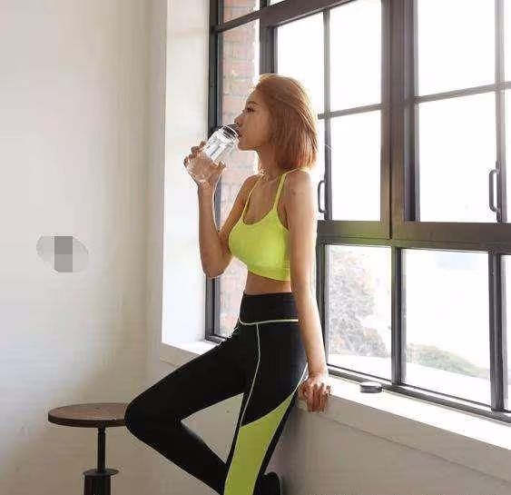 身材曼妙的時尚褲女子，氣質非凡，玲瓏有致的腰身太美了