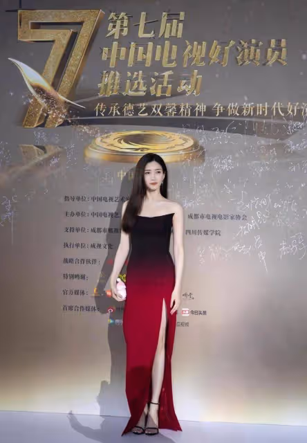 江疏影身材和氣質絕了!白T恤配條紋褲走機場,凸顯出曼妙的身形