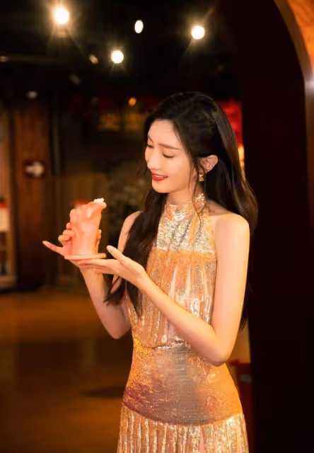 江疏影身材和氣質絕了!白T恤配條紋褲走機場,凸顯出曼妙的身形
