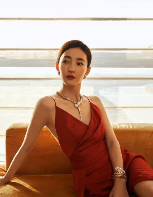 王麗坤太有女神范，穿紅色絲綢弔帶裙氣質高雅，曼妙身材很迷人