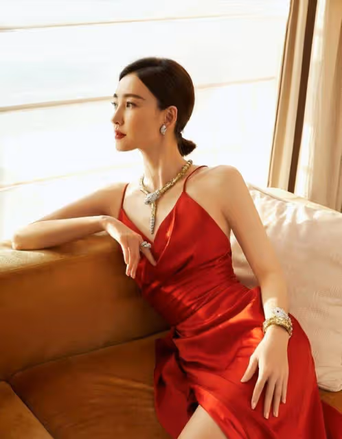王麗坤太有女神范，穿紅色絲綢弔帶裙氣質高雅，曼妙身材很迷人