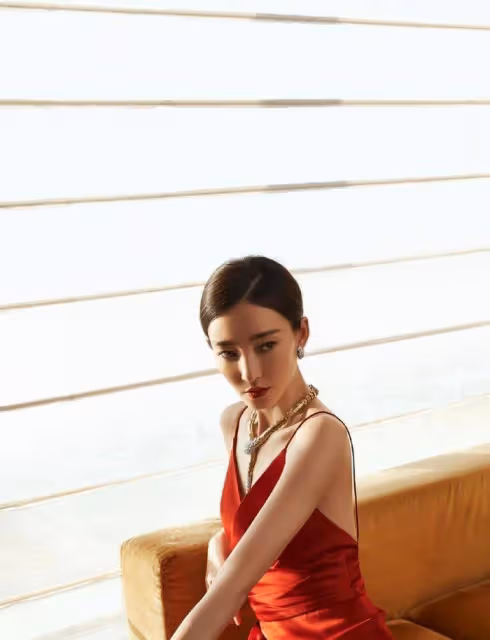 王麗坤太有女神范，穿紅色絲綢弔帶裙氣質高雅，曼妙身材很迷人